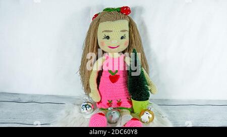 Bellissima bambola a crochet con capelli blondie Foto Stock
