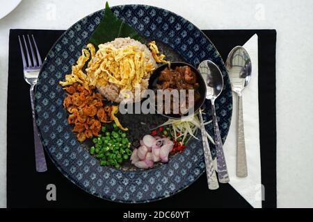 Primo piano piatto di pasta di gamberi di riso fritto servito con verdure miste e maiale zuccherato Foto Stock