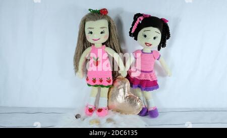 Due bambole a uncinetto con dolce decorazione a cuore Foto Stock