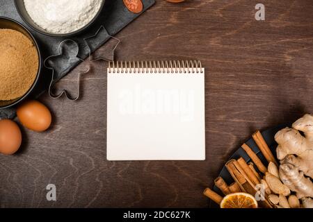 Biscotti natalizi con pan di zenzero cottura sfondo piatto Lay top template con spazio per la copia del testo. Utensili da cucina, spezie, ingredienti alimentari e r Foto Stock