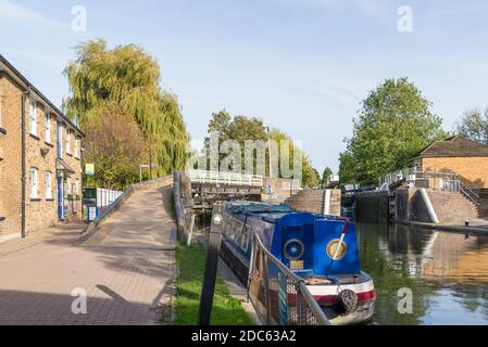 Vista su Batchworth Lock e sul canale Trust di Rickmansworth. Grand Union Canal, Rickmansworth, Hertfordshire, Inghilterra, Regno Unito Foto Stock