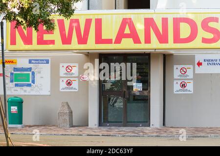 Ingresso allo stadio di rugby di Newlands con il logo di rugby della Provincia Occidentale sulle porte di vetro chiuse a Città del Capo, Sud Africa Foto Stock