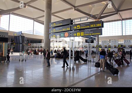 I passeggeri in attesa di effettuare il check-in per i voli in terminale tre lounge di partenza all'aeroporto di Malaga, Malaga, Costa del Sol, Spagna. Foto Stock