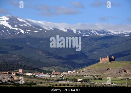 Vista del castello con montagne innevate della Sierra Nevada sul retro, la Calahorra, Provincia di Granada, Andalusia, Spagna Foto Stock