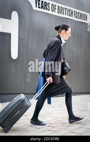 Una vera e propria sezione trasversale di diversi fashion worker arriva a partecipare alle sfilate di moda alla London Fashion Week 2009 che si tiene alla Somerset House. Foto Stock