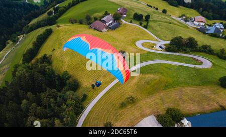 Bellissimo volo in parapendio. Vista dall'alto. Italia. Formazione. Sport estremo. Foto Stock