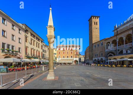 Caffè e Torre di Anziani in Piazza della Frutta, Palazzo della ragione è visibile, Padova, Veneto, Italia Foto Stock