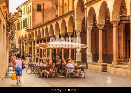 Vista dei pedoni e caffè sulla strada acciottolata di Via Roma, Padova, Veneto, Italia Foto Stock