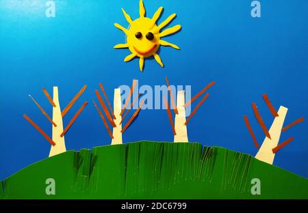 Decorazione paesaggistica fatta da un bambino da pezzi di carta. Foto Stock