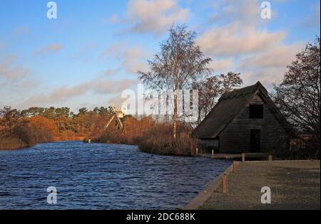 Una vista del fiume ANT a How Hill Staithe sui Norfolk Broads a How Hill, Ludham, Norfolk, Inghilterra, Regno Unito. Foto Stock