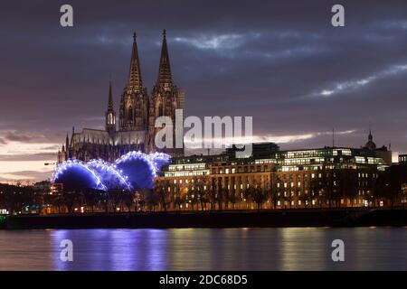 Vista dal quartiere Deutz alla cattedrale, il teatro Musical Dome e l'edificio degli uffici Neue Direktion, Reno, Colonia, Germania. Blick von De Foto Stock