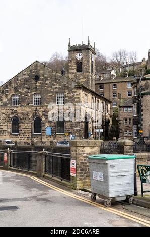 vista della chiesa santa della trinità, holmfirth dall'altra parte del fiume holme Foto Stock