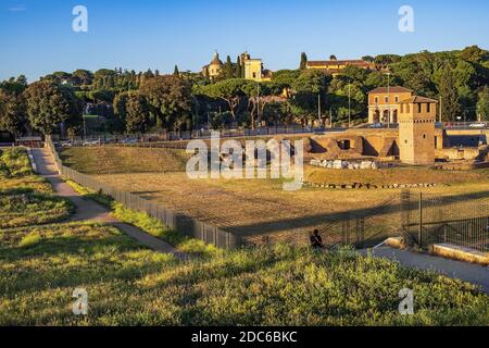 Roma, Italia - 2019/06/16: Sito archeologico, resti dell'antica arena romana Circo massimo Foto Stock