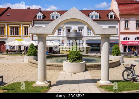 Poprad, regione Presov / Slovacchia - 2019/06/28: Vista panoramica del centro di Poprad e Piazza San Egidius - Namestie svateho Egidia - in estate Foto Stock