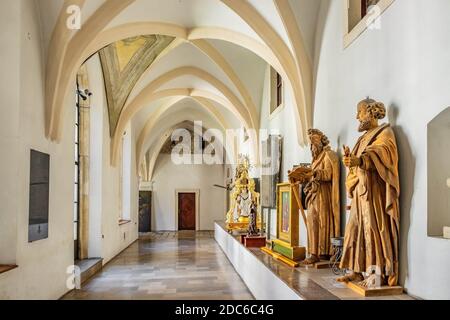 Tyniec, Malopolskie / Polonia - 2019/06/30: Chiostri gotici e passaggi dell'abbazia benedettina di Tyniec sul fiume Vistola vicino Cracovia Foto Stock