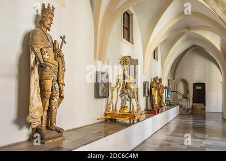 Tyniec, Malopolskie / Polonia - 2019/06/30: Chiostri gotici e passaggi dell'abbazia benedettina di Tyniec sul fiume Vistola vicino Cracovia Foto Stock