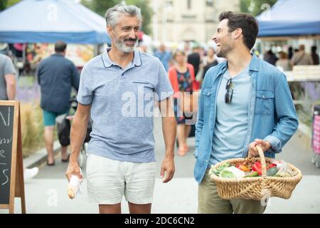 giovane coppia al mercato locale Foto Stock