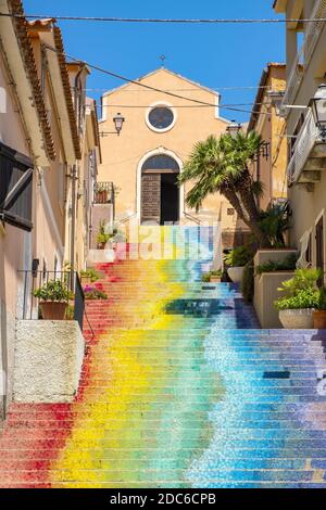 Arzachena, Sardegna / Italia - 2019/07/19: Famosa scalinata di Santa Lucia che porta alla Chiesa di Santa Lucia - Chiesa di Santa Lucia - in Arzachena, SA Foto Stock