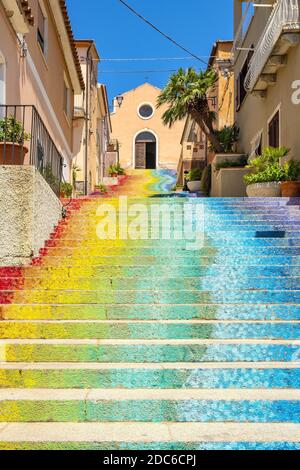 Arzachena, Sardegna / Italia - 2019/07/19: Famosa scalinata di Santa Lucia che porta alla Chiesa di Santa Lucia - Chiesa di Santa Lucia - in Arzachena, SA Foto Stock