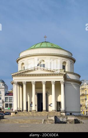 Varsavia, Mazovia / Polonia - 2019/10/26: Chiesa di Sant'Alessandro del XIX secolo - Kosciol sw. Aleksandra - sulle tre croci Piazza nel centro storico della città Foto Stock