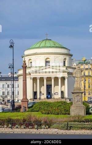 Varsavia, Mazovia / Polonia - 2019/10/26: Chiesa di Sant'Alessandro del XIX secolo - Kosciol sw. Aleksandra - sulle tre croci Piazza nel centro storico della città Foto Stock