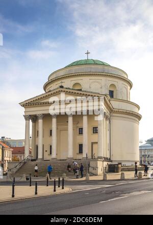 Varsavia, Mazovia / Polonia - 2019/10/26: Chiesa di Sant'Alessandro del XIX secolo - Kosciol sw. Aleksandra - sulle tre croci Piazza nel centro storico della città Foto Stock