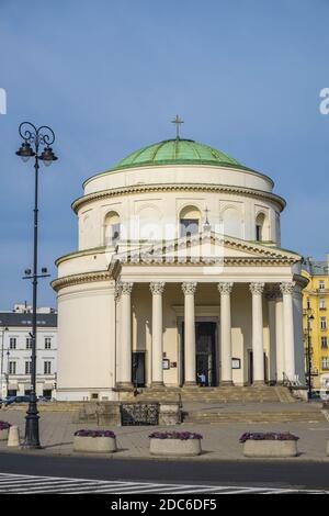 Varsavia, Mazovia / Polonia - 2019/10/26: Chiesa di Sant'Alessandro del XIX secolo - Kosciol sw. Aleksandra - sulle tre croci Piazza nel centro storico della città Foto Stock