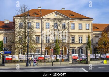 Varsavia, Mazovia / Polonia - 2019/10/26: Istituto di Varsavia per l'edificio principale dei non udenti - Instutut Gluchoniemych - presso la piazza delle tre croci storica Foto Stock