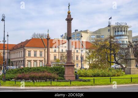 Varsavia, Mazovia / Polonia - 2019/10/26: Istituto di Varsavia per l'edificio principale dei non udenti - Instutut Gluchoniemych - presso la piazza delle tre croci storica Foto Stock