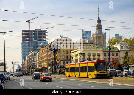 Varsavia, Mazovia / Polonia - 2019/10/26: Centro di Varsavia con rotonda de Gaulle, viale Aleje Jerozolimskie Palazzo della Cultura e della Scienza e skyscra Foto Stock