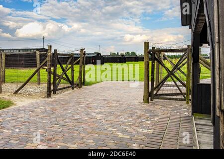 Lublin, Lubelskie / Polonia - 2019/08/17: Torri di guardia e recinzioni di filo spinato di Majdanek KL Lublin Nazis campo di concentramento e sterminio - Konze Foto Stock