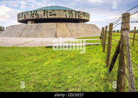 Lublin, Lubelskie / Polonia - 2019/08/17: Mausoleo di Majdanek KL Lublino Nazis campo di concentramento e sterminio - Konzentrationslager Lublin - by Foto Stock