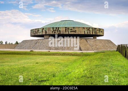 Lublin, Lubelskie / Polonia - 2019/08/17: Mausoleo di Majdanek KL Lublino Nazis campo di concentramento e sterminio - Konzentrationslager Lublin - by Foto Stock