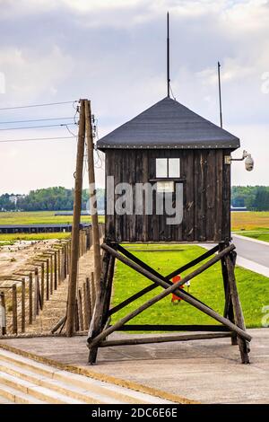 Lublin, Lubelskie / Polonia - 2019/08/17: Torri di guardia e recinzioni di filo spinato di Majdanek KL Lublin Nazis campo di concentramento e sterminio - Konze Foto Stock