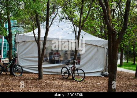 Tenda turca per la donazione di sangue alla Mezzaluna Rossa a METU. Gli studenti universitari donano sangue. Ankara Turchia Foto Stock