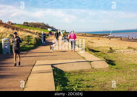 Le famiglie e gli individui camminano i loro cani e si esercitano il primo giorno di Lockdown Promenade, approfittando del sole forte, Tankerton, Kent, Regno Unito Foto Stock