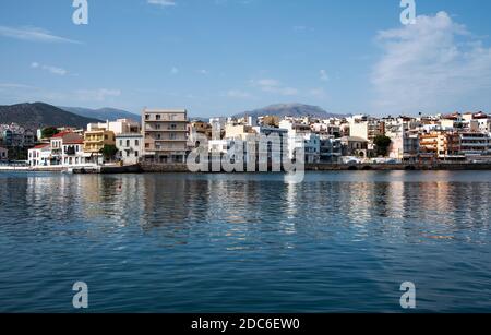 Agios Nikolaos, Creta, Grecia - 18 ottobre 2020. Vista sul terrapieno nel centro di Agios Nikolaos , Creta, Grecia Foto Stock