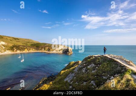 Pittoresca vista costiera di Lulworth Cove e degli strati di roccia calcarea di Portland, sito patrimonio dell'umanità della Jurassic Coast a Dorset, Inghilterra sud-occidentale Foto Stock