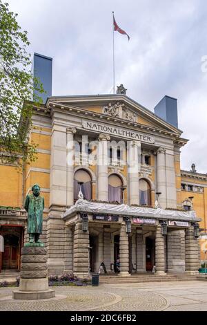 Oslo, Ostlandet / Norvegia - 2019/08/30: Edificio storico del Teatro Nazionale di Oslo - Nationaltheatert - presso la porta Karl Johans e le vie Stortingsgata Foto Stock