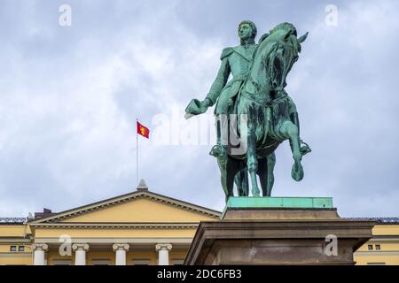 Oslo, Ostlandet / Norvegia - 2019/08/30: Statua di Re Carlo XIV Giovanni - Karl XIV Johan - di fronte al Palazzo reale di Oslo, Slottet, nella piazza Slottsplassen Foto Stock