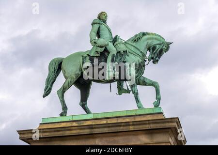 Oslo, Ostlandet / Norvegia - 2019/08/30: Statua di Re Carlo XIV Giovanni - Karl XIV Johan - di fronte al Palazzo reale di Oslo, Slottet, nella piazza Slottsplassen Foto Stock