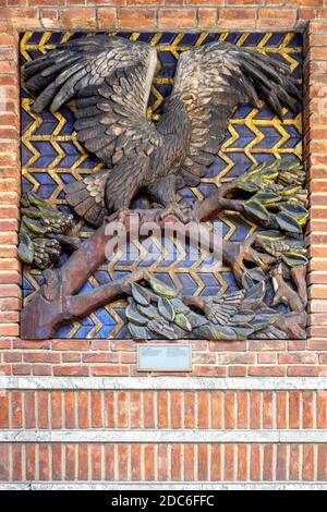 Oslo, Ostlandet / Norvegia - 2019/08/30: Motivi mitologici nordici di Eagle e Ygdrasil nelle decorazioni esterne del municipio edificio storico - Radhus Foto Stock