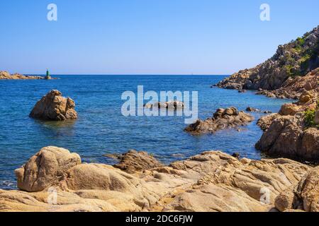 Vista panoramica del porto costiero della Costa Smeralda del Mar Tirreno visto da Porto Cervo, porto di yacht di lusso e località in Sardegna, Italia Foto Stock