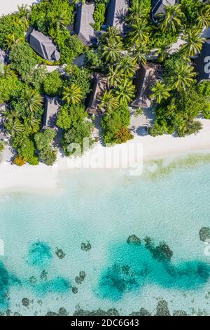 Vista aerea del resort Caraibico. Vista dall'alto di un incredibile paesaggio tropicale, laguna di mare poco profonda, spiaggia di sabbia e palme rilassanti intorno a ville, bungalow Foto Stock
