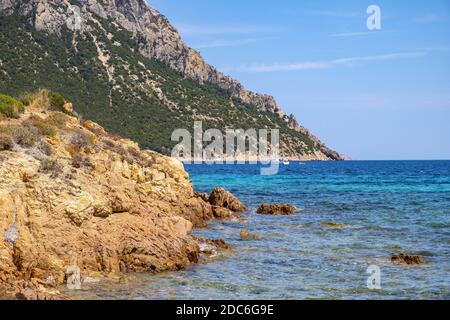 Tavolara, Sardegna / Italia - 2019/07/18: Pittoreschi porti del Mar Tirreno con yacht al largo dell'isola di Isola Tavolara al largo della costa settentrionale della Sardegna Foto Stock