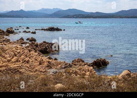 Tavolara, Sardegna / Italia - 2019/07/18: Pittoreschi porti del Mar Tirreno con yacht al largo dell'isola di Isola Tavolara al largo della costa settentrionale della Sardegna Foto Stock