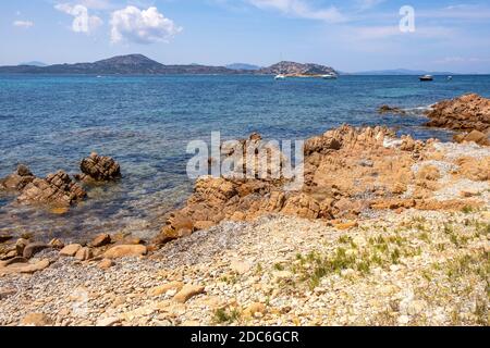 Tavolara, Sardegna / Italia - 2019/07/18: Pittoreschi porti del Mar Tirreno con yacht al largo dell'isola di Isola Tavolara al largo della costa settentrionale della Sardegna Foto Stock