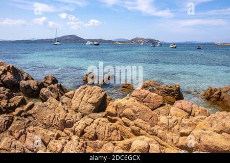 Tavolara, Sardegna / Italia - 2019/07/18: Pittoreschi porti del Mar Tirreno con yacht al largo dell'isola di Isola Tavolara al largo della costa settentrionale della Sardegna Foto Stock