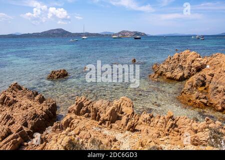 Tavolara, Sardegna / Italia - 2019/07/18: Pittoreschi porti del Mar Tirreno con yacht al largo dell'isola di Isola Tavolara al largo della costa settentrionale della Sardegna Foto Stock