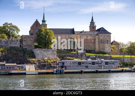 Oslo, Ostlandet / Norvegia - 2019/09/02: Vista panoramica della fortezza medievale di Akershus - Akershus Festning - dimora reale storica sul mare di Oslofjorden Foto Stock